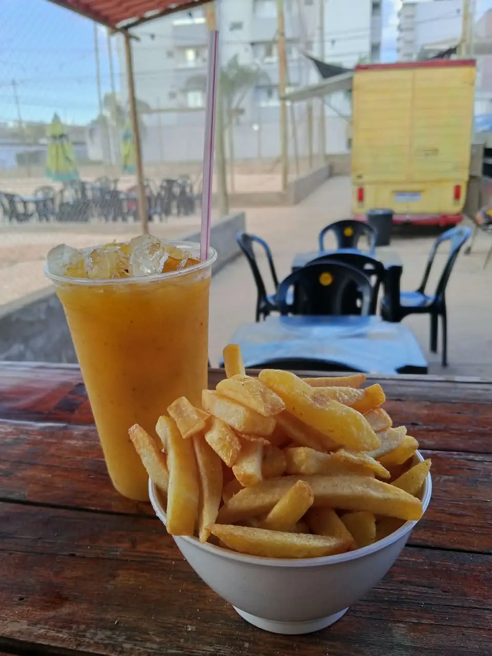Copo de frozen e porção de batata frita numa mesa do Ponto